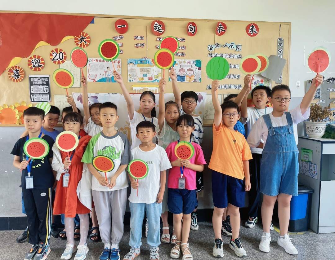 三界鎮(zhèn)中心小學暑托活動豐富多彩 之手工制作西瓜扇.jpg