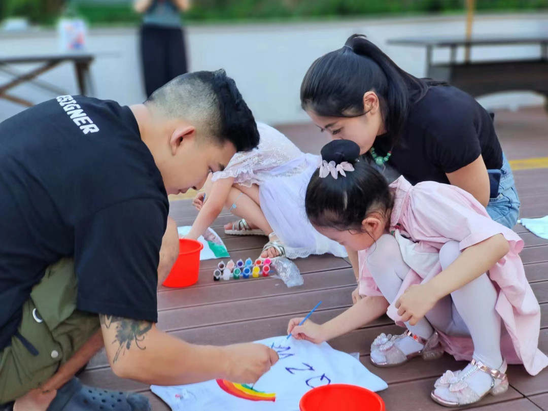 紅旗幼教集團(tuán)向軍人致敬親子彩繪T恤暑期實(shí)踐活動(dòng) (1).jpg