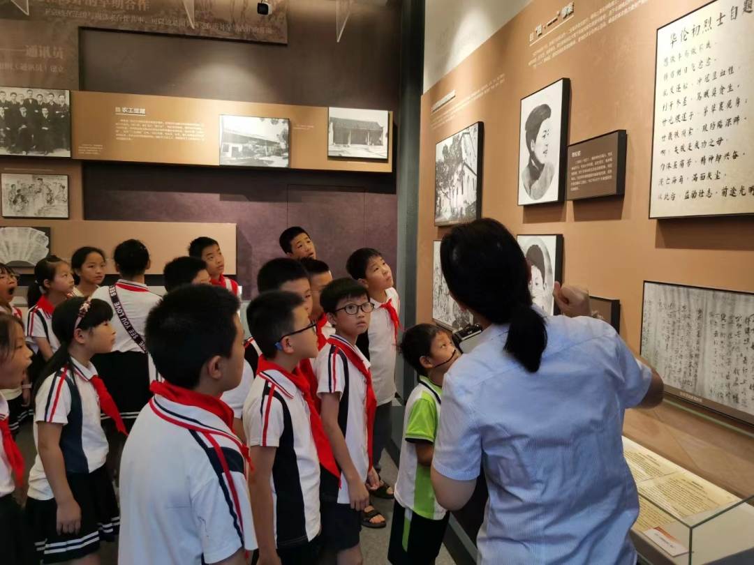 剡山小學(xué)四5中隊(duì)參觀黨史陳列館.jpg
