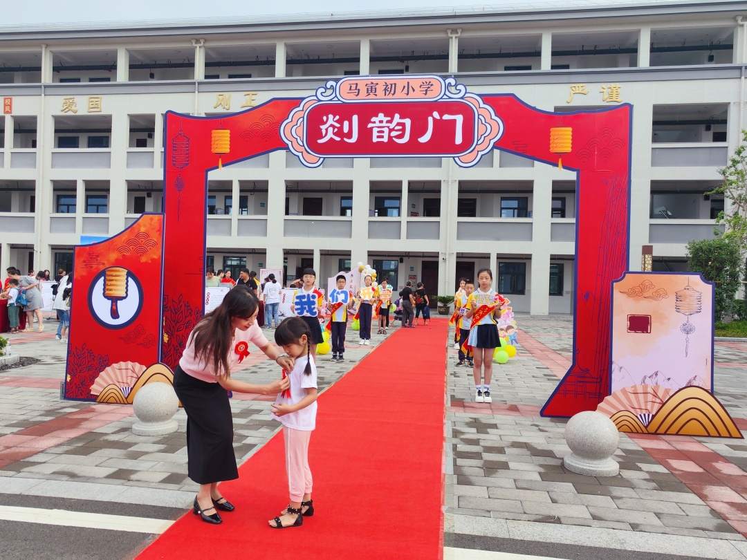 1.校長(zhǎng)佩戴?；?jpg