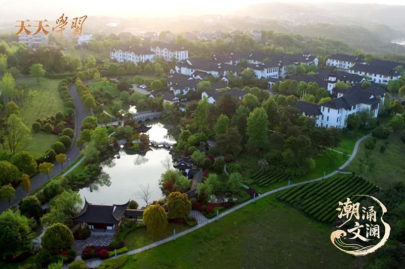 如今，越劇不僅活躍在嵊州人日常生活的一個個角落，也深深烙印在嵊州人的精神血脈之中。圖為古色古香的嵊州越劇藝術(shù)學校。