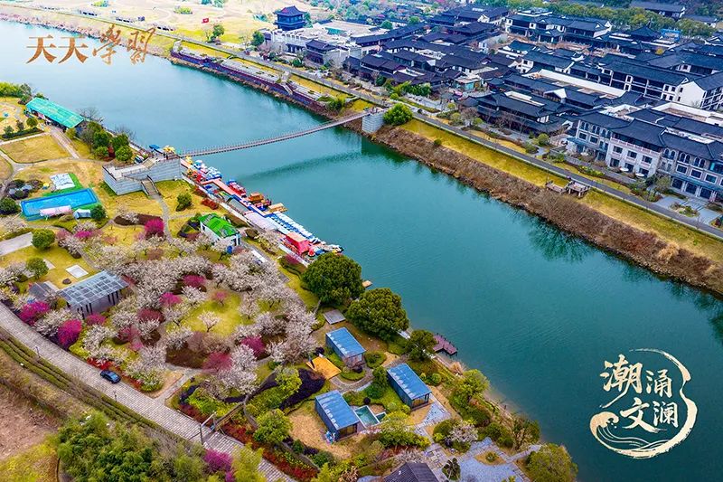 2025年2月17日，浙江紹興，嵊州市越劇小鎮(zhèn)和濕地公園梅花盛開。