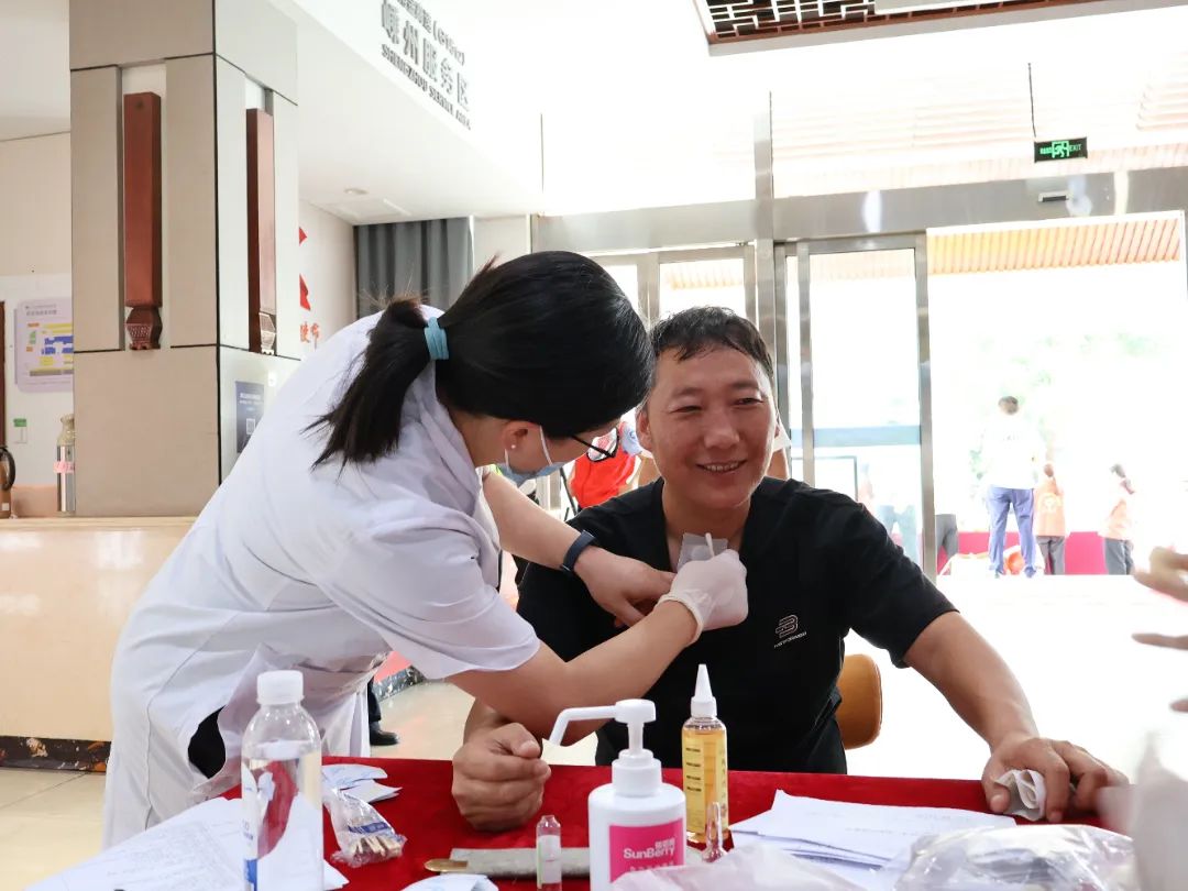 卡友健康驛站為司乘貼三伏貼 劉佳丹.JPG