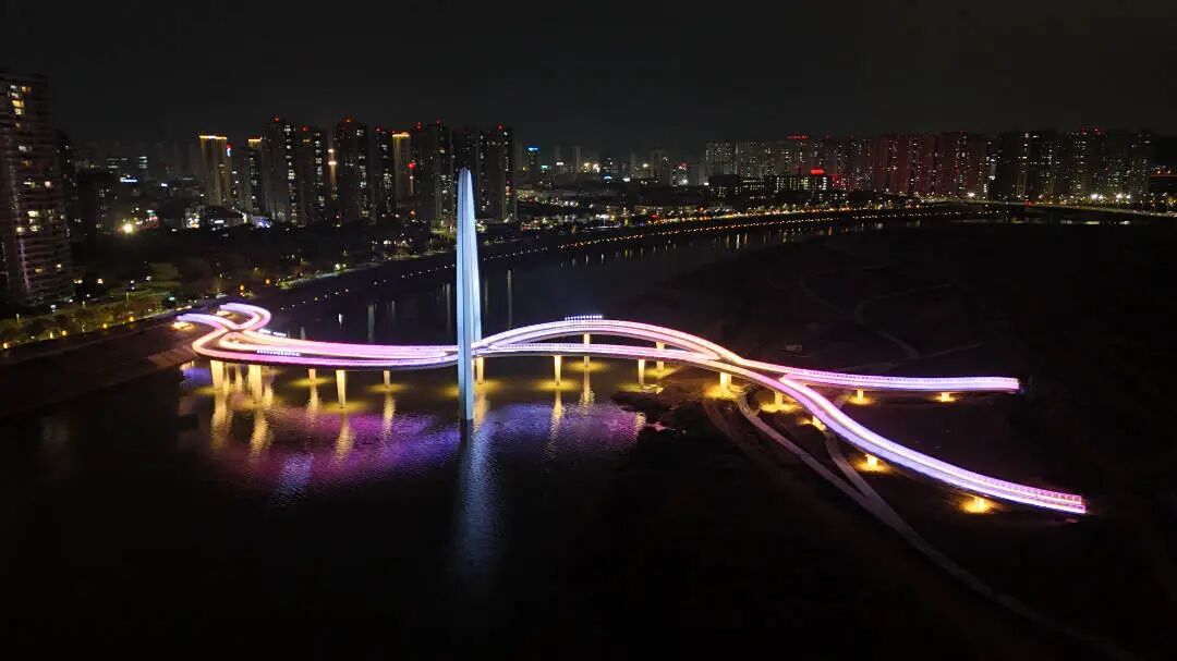 步行橋成為“新晉網(wǎng)紅”.jpg 步行橋成為“新晉網(wǎng)紅”.jpg